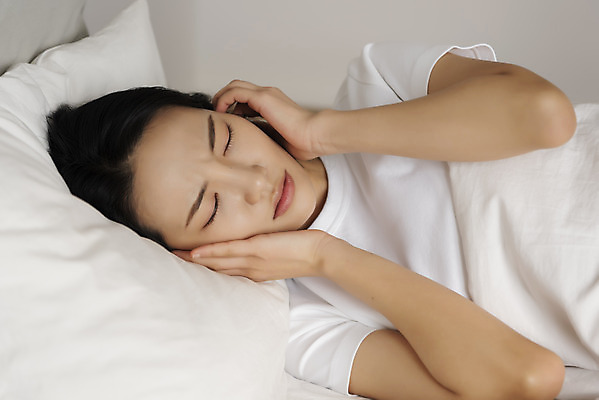 포토 JPG 우먼라이프 여자 베개 실내 한명 상반신 20대 성인 앞모습 눕기 눈감음 한국인 귀막기 시끄러움 모기 층간소음 싱글라이프 성인여자한명만 국내포토 1 라이프스타일 뷰포인트 침구 모션 사람 동양인 손짓 청년 내부 해충 소음 여자한명만 성인여자만 파일형식