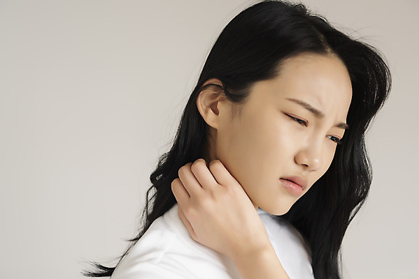 포토 JPG 우먼라이프 여자 실내 한명 상반신 20대 성인 옆모습 한국인 찡그림 간지럼 모기 싱글라이프 성인여자한명만 긁기 국내포토 1 라이프스타일 뷰포인트 모션 표정 사람 동양인 청년 내부 해충 여자한명만 성인여자만 파일형식