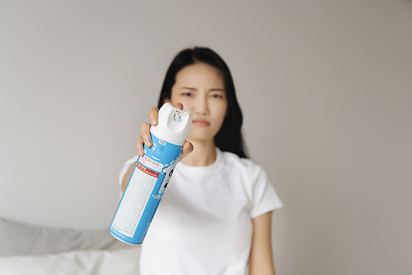 포토 JPG 우먼라이프 응시 여자 실내 한명 들기 상반신 20대 성인 앞모습 아웃포커스 한국인 찡그림 살충제 모기 모기약 싱글라이프 성인여자한명만 국내포토 1 라이프스타일 시선 뷰포인트 모션 촬영기법 표정 사람 동양인 청년 내부 해충 여자한명만 성인여자만 파일형식