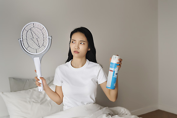 포토 JPG 우먼라이프 응시 여자 베개 실내 한명 들기 상반신 20대 성인 앞모습 한국인 선택 살충제 모기 모기약 싱글라이프 성인여자한명만 모기채 국내포토 1 라이프스타일 시선 뷰포인트 컨셉 침구 모션 사람 동양인 청년 내부 도구 해충 여자한명만 성인여자만 파일형식