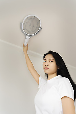 포토 JPG 우먼라이프 응시 여자 실내 한명 들기 상반신 20대 성인 옆모습 한국인 천장 모기 퇴치 싱글라이프 성인여자한명만 모기채 국내포토 1 라이프스타일 시선 뷰포인트 컨셉 모션 사람 동양인 청년 내부 도구 해충 여자한명만 성인여자만 파일형식