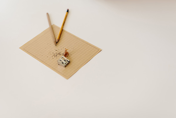 포토 JPG 스튜디오촬영 라이프스타일 실내 사람없음 연필 작가 재택근무 연필깎이 연필가루 원고지 국내포토 직업 비즈니스 문구용품 학용품 내부 생활 필기구 파일형식