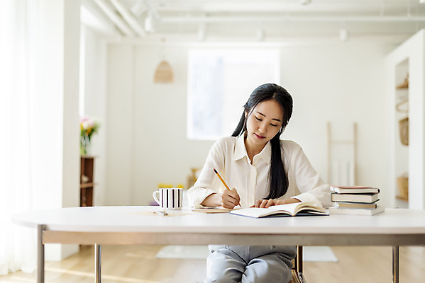 포토 JPG 우먼라이프 여자 실내 한명 앉기 상반신 20대 성인 앞모습 아웃포커스 책 뷰티 연필 한국인 머그컵 기록 작업 작가 책상 재택근무 책더미 프리랜서 의료성형뷰티 싱글라이프 성인여자한명만 국내포토 직업 1 라이프스타일 뷰포인트 가구 비즈니스 모션 학용품 촬영기법 사람 동양인 청년 내부 컵 필기구 무더기 여자한명만 성인여자만 파일형식