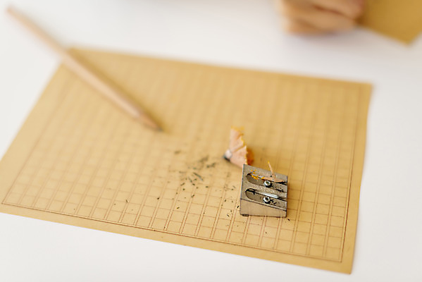 포토 JPG 우먼라이프 손 실내 근접촬영 아웃포커스 신체부위 뷰티 연필 잡기 작가 재택근무 연필깎이 연필가루 원고지 의료성형뷰티 싱글라이프 국내포토 직업 라이프스타일 뷰포인트 비즈니스 모션 문구용품 학용품 촬영기법 사람 내부 필기구 파일형식