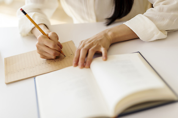 포토 JPG 우먼라이프 여자 실내 한명 상반신 20대 성인 책 뷰티 연필 한국인 기록 잡기 작업 소프트포커스 작가 재택근무 원고지 프리랜서 의료성형뷰티 싱글라이프 성인여자한명만 국내포토 직업 1 라이프스타일 비즈니스 모션 학용품 촬영기법 사람 동양인 청년 내부 필기구 여자한명만 성인여자만 파일형식