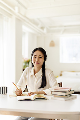 포토 JPG 우먼라이프 응시 여자 실내 한명 미소 상반신 20대 성인 앞모습 아웃포커스 책 뷰티 연필 한국인 머그컵 기록 작업 작가 책상 재택근무 책더미 프리랜서 의료성형뷰티 싱글라이프 성인여자한명만 국내포토 직업 1 라이프스타일 시선 뷰포인트 가구 비즈니스 학용품 촬영기법 표정 사람 동양인 청년 내부 컵 필기구 무더기 여자한명만 성인여자만 파일형식