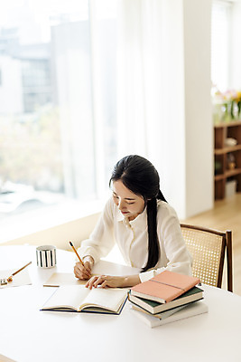 포토 JPG 우먼라이프 여자 의자 실내 한명 상반신 20대 성인 옆모습 아웃포커스 책 뷰티 연필 한국인 머그컵 기록 작업 작가 재택근무 책더미 프리랜서 의료성형뷰티 싱글라이프 성인여자한명만 국내포토 직업 1 라이프스타일 뷰포인트 가구 비즈니스 학용품 촬영기법 사람 동양인 청년 내부 컵 필기구 무더기 여자한명만 성인여자만 파일형식