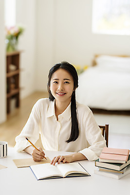 포토 JPG 우먼라이프 응시 여자 실내 한명 미소 상반신 20대 성인 앞모습 아웃포커스 책 뷰티 연필 한국인 기록 잡기 작업 작가 재택근무 원고지 책더미 프리랜서 의료성형뷰티 싱글라이프 성인여자한명만 국내포토 직업 1 라이프스타일 시선 뷰포인트 비즈니스 모션 학용품 촬영기법 표정 사람 동양인 청년 내부 필기구 무더기 여자한명만 성인여자만 파일형식