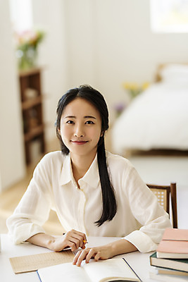 포토 JPG 우먼라이프 응시 여자 실내 한명 미소 들기 상반신 20대 성인 앞모습 아웃포커스 책 뷰티 한국인 작업 작가 재택근무 원고지 책더미 프리랜서 의료성형뷰티 싱글라이프 성인여자한명만 국내포토 직업 1 라이프스타일 시선 뷰포인트 비즈니스 모션 촬영기법 표정 사람 동양인 청년 내부 무더기 여자한명만 성인여자만 파일형식