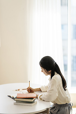 포토 JPG 우먼라이프 여자 실내 한명 앉기 상반신 20대 성인 옆모습 책 뷰티 연필 한국인 기록 작업 작가 책상 재택근무 책더미 프리랜서 의료성형뷰티 싱글라이프 성인여자한명만 국내포토 직업 1 라이프스타일 뷰포인트 가구 비즈니스 모션 학용품 사람 동양인 청년 내부 필기구 무더기 여자한명만 성인여자만 파일형식