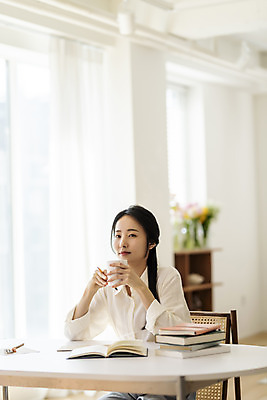 포토 JPG 우먼라이프 응시 여자 생각 의자 실내 한명 들기 상반신 20대 성인 옆모습 아웃포커스 책 뷰티 한국인 머그컵 작가 책상 재택근무 책더미 프리랜서 의료성형뷰티 싱글라이프 성인여자한명만 국내포토 직업 1 라이프스타일 시선 뷰포인트 가구 비즈니스 모션 촬영기법 사람 동양인 청년 내부 컵 무더기 여자한명만 성인여자만 파일형식