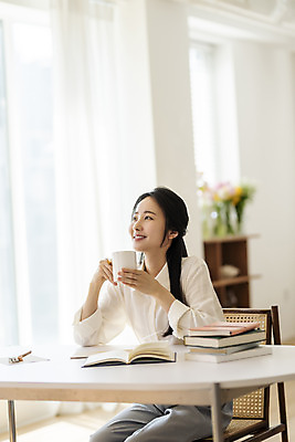 포토 JPG 우먼라이프 응시 여자 의자 실내 한명 미소 들기 앉기 상반신 20대 성인 옆모습 아웃포커스 책 뷰티 한국인 머그컵 작가 책상 재택근무 책더미 프리랜서 의료성형뷰티 싱글라이프 성인여자한명만 국내포토 직업 1 라이프스타일 시선 뷰포인트 가구 비즈니스 모션 촬영기법 표정 사람 동양인 청년 내부 컵 무더기 여자한명만 성인여자만 파일형식