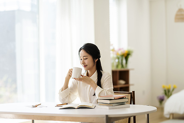 포토 JPG 우먼라이프 응시 여자 의자 실내 한명 미소 들기 상반신 20대 성인 옆모습 아웃포커스 책 뷰티 한국인 머그컵 작가 책상 재택근무 책더미 프리랜서 의료성형뷰티 싱글라이프 성인여자한명만 국내포토 직업 1 라이프스타일 시선 뷰포인트 가구 비즈니스 모션 촬영기법 표정 사람 동양인 청년 내부 컵 무더기 여자한명만 성인여자만 파일형식