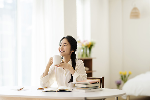 포토 JPG 우먼라이프 응시 여자 실내 한명 미소 들기 상반신 20대 성인 옆모습 아웃포커스 책 뷰티 한국인 머그컵 작가 책상 재택근무 책더미 프리랜서 의료성형뷰티 싱글라이프 성인여자한명만 국내포토 직업 1 라이프스타일 시선 뷰포인트 가구 비즈니스 모션 촬영기법 표정 사람 동양인 청년 내부 컵 무더기 여자한명만 성인여자만 파일형식
