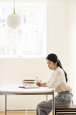 포토 JPG 우먼라이프 응시 여자 의자 실내 한명 미소 앉기 상반신 20대 성인 옆모습 책 뷰티 한국인 기록 작업 작가 책상 재택근무 책더미 프리랜서 의료성형뷰티 싱글라이프 성인여자한명만 국내포토 직업 1 라이프스타일 시선 뷰포인트 가구 비즈니스 모션 표정 사람 동양인 청년 내부 무더기 여자한명만 성인여자만 파일형식