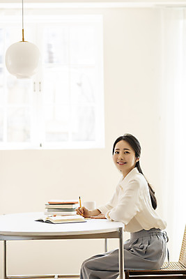 포토 JPG 우먼라이프 응시 여자 의자 실내 한명 미소 앉기 상반신 20대 성인 옆모습 책 뷰티 한국인 기록 작업 작가 책상 재택근무 책더미 프리랜서 의료성형뷰티 싱글라이프 성인여자한명만 국내포토 직업 1 라이프스타일 시선 뷰포인트 가구 비즈니스 모션 표정 사람 동양인 청년 내부 무더기 여자한명만 성인여자만 파일형식
