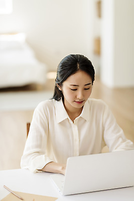 포토 JPG 우먼라이프 응시 여자 실내 한명 앉기 상반신 20대 성인 앞모습 아웃포커스 노트북 뷰티 한국인 작업 작가 재택근무 프리랜서 의료성형뷰티 싱글라이프 성인여자한명만 국내포토 직업 1 라이프스타일 시선 뷰포인트 비즈니스 모션 촬영기법 사람 동양인 청년 내부 전자제품 여자한명만 성인여자만 파일형식