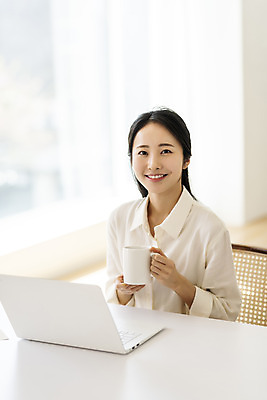 포토 JPG 우먼라이프 응시 여자 실내 한명 미소 들기 상반신 20대 성인 앞모습 노트북 뷰티 한국인 머그컵 작가 재택근무 프리랜서 의료성형뷰티 싱글라이프 성인여자한명만 국내포토 직업 1 라이프스타일 시선 뷰포인트 비즈니스 모션 표정 사람 동양인 청년 내부 컵 전자제품 여자한명만 성인여자만 파일형식