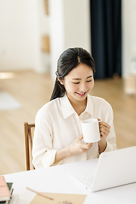 포토 JPG 우먼라이프 응시 여자 실내 한명 미소 들기 상반신 20대 성인 앞모습 아웃포커스 노트북 뷰티 한국인 머그컵 작가 재택근무 프리랜서 의료성형뷰티 싱글라이프 성인여자한명만 국내포토 직업 1 라이프스타일 시선 뷰포인트 비즈니스 모션 촬영기법 표정 사람 동양인 청년 내부 컵 전자제품 여자한명만 성인여자만 파일형식