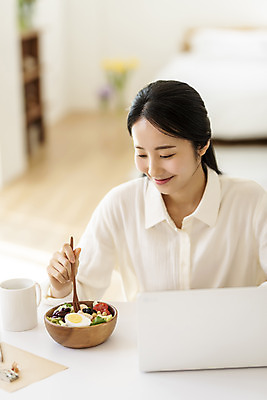 포토 JPG 우먼라이프 응시 여자 실내 한명 미소 들기 상반신 20대 성인 앞모습 아웃포커스 노트북 뷰티 샐러드 한국인 머그컵 작가 재택근무 프리랜서 의료성형뷰티 싱글라이프 성인여자한명만 국내포토 직업 1 라이프스타일 시선 음식 뷰포인트 비즈니스 모션 촬영기법 표정 사람 동양인 청년 내부 컵 전자제품 여자한명만 성인여자만 파일형식