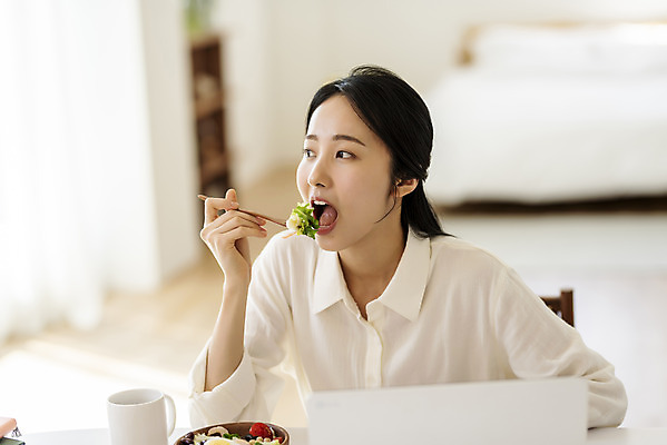 포토 JPG 우먼라이프 응시 여자 실내 한명 들기 상반신 20대 성인 앞모습 아웃포커스 뷰티 샐러드 한국인 머그컵 먹기 작가 재택근무 프리랜서 의료성형뷰티 싱글라이프 성인여자한명만 국내포토 직업 1 라이프스타일 시선 음식 뷰포인트 비즈니스 모션 촬영기법 사람 동양인 청년 내부 컵 여자한명만 성인여자만 파일형식