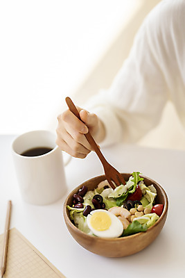 포토 JPG 우먼라이프 손 실내 들기 근접촬영 상반신 아웃포커스 신체부위 뷰티 샐러드 머그컵 작가 재택근무 나무포크 프리랜서 의료성형뷰티 싱글라이프 국내포토 직업 라이프스타일 음식 뷰포인트 포크 비즈니스 모션 촬영기법 사람 내부 컵 파일형식