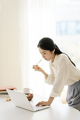 포토 JPG 우먼라이프 응시 여자 실내 한명 들기 상반신 20대 성인 옆모습 노트북 뷰티 샐러드 한국인 작업 먹기 작가 책상 재택근무 프리랜서 의료성형뷰티 싱글라이프 성인여자한명만 국내포토 직업 1 라이프스타일 시선 음식 뷰포인트 가구 비즈니스 모션 사람 동양인 청년 내부 전자제품 여자한명만 성인여자만 파일형식