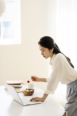 포토 JPG 우먼라이프 응시 여자 실내 한명 들기 상반신 20대 성인 옆모습 노트북 뷰티 샐러드 한국인 작업 작가 책상 재택근무 프리랜서 의료성형뷰티 싱글라이프 성인여자한명만 국내포토 직업 1 라이프스타일 시선 음식 뷰포인트 가구 비즈니스 모션 사람 동양인 청년 내부 전자제품 여자한명만 성인여자만 파일형식