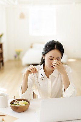 포토 JPG 우먼라이프 여자 안경 실내 피곤 한명 들기 상반신 20대 성인 앞모습 아웃포커스 노트북 뷰티 눈감음 샐러드 한국인 머그컵 작가 재택근무 프리랜서 의료성형뷰티 싱글라이프 성인여자한명만 국내포토 직업 1 라이프스타일 잡화 음식 뷰포인트 컨셉 비즈니스 모션 촬영기법 사람 동양인 청년 내부 컵 전자제품 여자한명만 성인여자만 파일형식