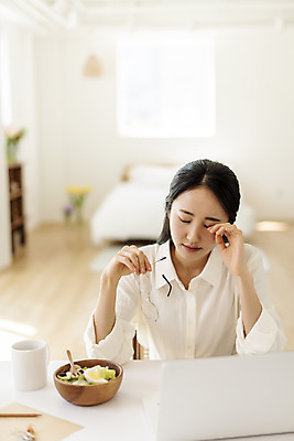 포토 JPG 우먼라이프 여자 안경 실내 피곤 한명 들기 상반신 20대 성인 앞모습 아웃포커스 노트북 뷰티 눈감음 샐러드 한국인 머그컵 작가 재택근무 프리랜서 의료성형뷰티 싱글라이프 성인여자한명만 국내포토 직업 1 라이프스타일 잡화 음식 뷰포인트 컨셉 비즈니스 모션 촬영기법 사람 동양인 청년 내부 컵 전자제품 여자한명만 성인여자만 파일형식