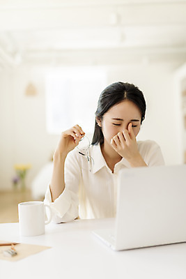 포토 JPG 우먼라이프 여자 안경 실내 한명 들기 상반신 20대 성인 앞모습 아웃포커스 노트북 뷰티 눈감음 한국인 머그컵 작가 재택근무 프리랜서 의료성형뷰티 싱글라이프 성인여자한명만 국내포토 직업 1 라이프스타일 잡화 뷰포인트 비즈니스 모션 촬영기법 사람 동양인 청년 내부 컵 전자제품 여자한명만 성인여자만 파일형식