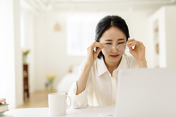 포토 JPG 우먼라이프 여자 실내 한명 상반신 20대 성인 앞모습 아웃포커스 노트북 뷰티 한국인 머그컵 잡기 작가 재택근무 프리랜서 의료성형뷰티 싱글라이프 성인여자한명만 안경낌 국내포토 직업 1 라이프스타일 안경 뷰포인트 비즈니스 모션 촬영기법 사람 동양인 청년 내부 컵 전자제품 여자한명만 성인여자만 파일형식