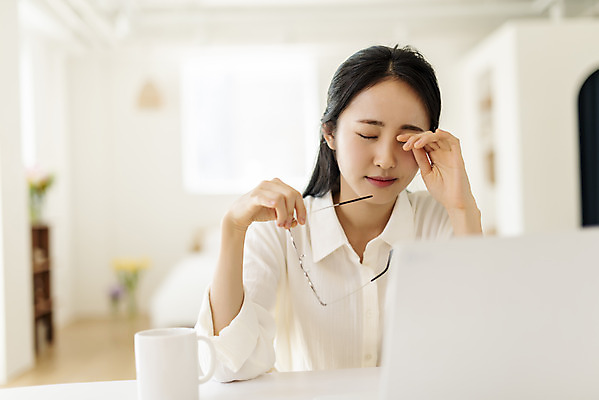 포토 JPG 우먼라이프 여자 안경 실내 피곤 한명 들기 상반신 20대 성인 앞모습 아웃포커스 뷰티 눈감음 한국인 머그컵 작가 재택근무 프리랜서 의료성형뷰티 싱글라이프 성인여자한명만 국내포토 직업 1 라이프스타일 잡화 뷰포인트 컨셉 비즈니스 모션 촬영기법 사람 동양인 청년 내부 컵 여자한명만 성인여자만 파일형식