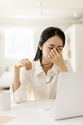 포토 JPG 우먼라이프 여자 안경 실내 피곤 한명 들기 상반신 20대 성인 앞모습 아웃포커스 노트북 뷰티 눈감음 한국인 머그컵 작가 재택근무 프리랜서 의료성형뷰티 싱글라이프 성인여자한명만 국내포토 직업 1 라이프스타일 잡화 뷰포인트 컨셉 비즈니스 모션 촬영기법 사람 동양인 청년 내부 컵 전자제품 여자한명만 성인여자만 파일형식