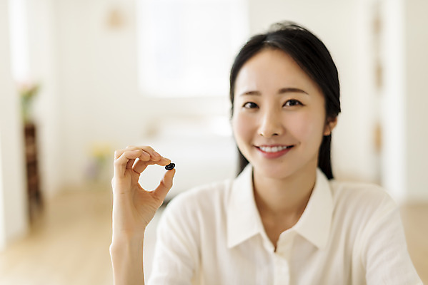 포토 JPG 우먼라이프 응시 여자 실내 한명 미소 들기 상반신 20대 성인 앞모습 아웃포커스 뷰티 알약 한국인 작가 재택근무 영양제 프리랜서 의료성형뷰티 싱글라이프 성인여자한명만 국내포토 직업 1 라이프스타일 시선 뷰포인트 비즈니스 모션 촬영기법 표정 사람 동양인 청년 내부 약 여자한명만 성인여자만 파일형식