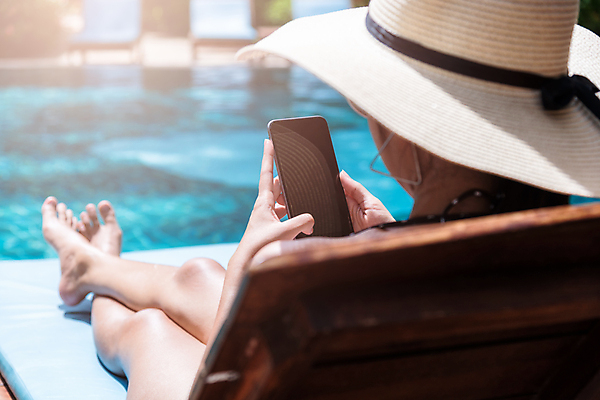 포토 JPG 해외이미지 주간 전신 우먼라이프 여자 휴가 수영장 한명 들기 앉기 동양인 성인 야외 뒷모습 스마트폰 비키니 힐링 성인여자한명만 해외포토 자연요소 1 라이프스타일 수영복 뷰포인트 모션 사람 인종 핸드폰 스마트기기 여자한명만 성인여자만 파일형식