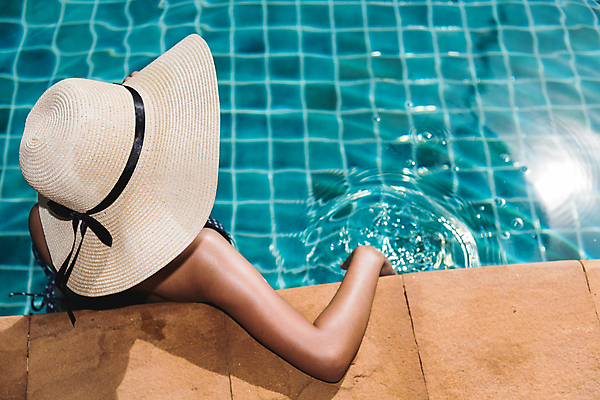 포토 JPG 해외이미지 주간 우먼라이프 여자 물결 휴가 수영장 한명 앉기 동양인 상반신 성인 야외 뒷모습 비키니 힐링 성인여자한명만 해외포토 자연요소 1 라이프스타일 수영복 뷰포인트 모션 사람 인종 여자한명만 성인여자만 파일형식