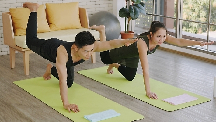 포토 JPG 해외이미지 전신 커플 여자 남자 화분 요가 창문 휴가 실내 서기 동양인 성인 두명 옆모습 운동복 소파 수건 요가자세 매트 짐볼 성인만 홈트레이닝 해외포토 웰빙 옷 뷰포인트 포즈 의자 관계 모션 사람 인종 내부 위생용품 운동 파일형식