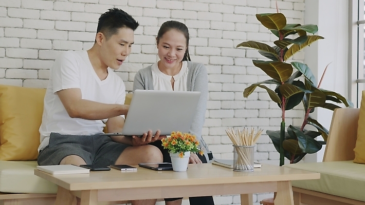 포토 JPG 해외이미지 커플 응시 여자 남자 화분 휴가 실내 대화 들기 앉기 동양인 상반신 성인 두명 앞모습 옆모습 노트북 스마트폰 소파 책상 온라인강의 성인만 홈트레이닝 해외포토 시선 뷰포인트 가구 의자 관계 모션 말하기 사람 인종 내부 전자제품 핸드폰 스마트기기 운동 강의 파일형식 언택트