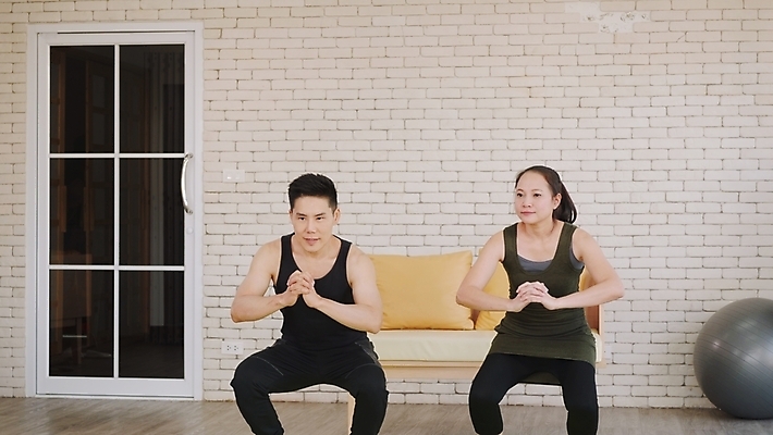 포토 JPG 해외이미지 커플 응시 여자 남자 요가 휴가 실내 서기 동양인 상반신 성인 두명 앞모습 운동복 소파 문 짐볼 성인만 스쿼트 홈트레이닝 맨몸운동 해외포토 웰빙 시선 옷 뷰포인트 의자 관계 모션 사람 인종 내부 운동 파일형식 운동자세