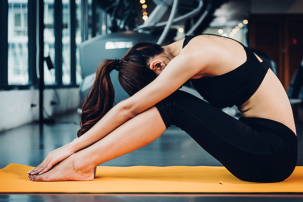 포토 JPG 해외이미지 전신 여자 요가 휴가 실내 숙이기 한명 앉기 동양인 성인 옆모습 아웃포커스 운동복 스트레칭 매트 성인여자한명만 홈트레이닝 해외포토 1 웰빙 옷 뷰포인트 포즈 모션 촬영기법 사람 인종 내부 운동 여자한명만 성인여자만 파일형식