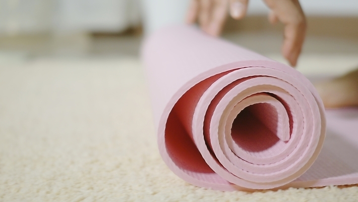 포토 JPG 해외이미지 손 요가 휴가 실내 아웃포커스 신체부위 펼침 매트 홈트레이닝 해외포토 웰빙 모션 촬영기법 사람 내부 운동 파일형식