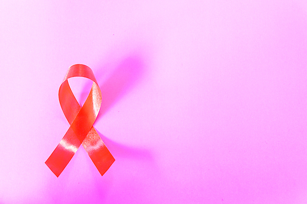 포토 JPG 해외이미지 리본 캠페인 실내 사람없음 빨간색 예방 에이즈 분홍색배경 해외202004 세계에이즈의날 해외포토 기념일 분홍색 컬러 백그라운드 내부 질병 파일형식