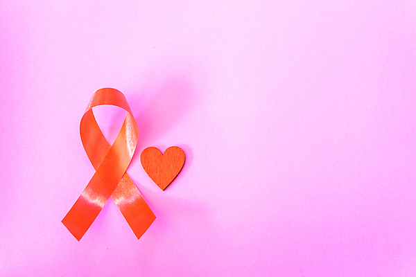 포토 JPG 해외이미지 리본 캠페인 실내 사람없음 빨간색 하트 예방 에이즈 분홍색배경 해외202004 세계에이즈의날 해외포토 모양 기념일 분홍색 컬러 백그라운드 내부 질병 파일형식