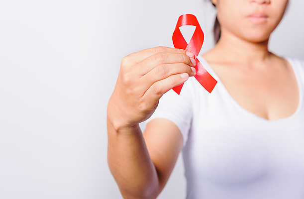 포토 JPG 해외이미지 여자 리본 캠페인 실내 한명 들기 사람 상반신 성인 앞모습 빨간색 흰배경 예방 에이즈 성인여자한명만 세계에이즈의날 해외포토 1 기념일 뷰포인트 컬러 백그라운드 모션 내부 흰색 질병 여자한명만 성인여자만 파일형식