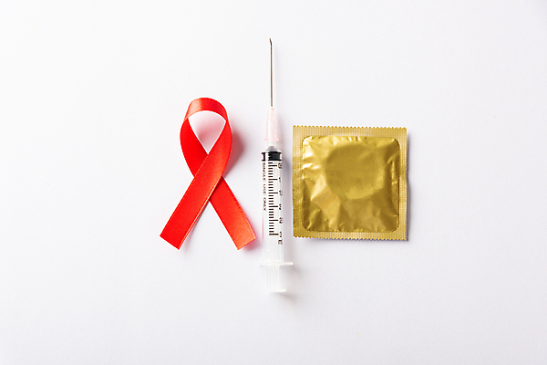 포토 JPG 해외이미지 리본 캠페인 실내 주사기 사람없음 빨간색 흰배경 예방 에이즈 콘돔 세계에이즈의날 해외포토 기념일 컬러 백그라운드 의료기기 내부 흰색 질병 피임기구 파일형식