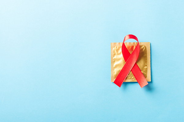 포토 JPG 해외이미지 리본 캠페인 실내 사람없음 빨간색 예방 파란배경 에이즈 콘돔 세계에이즈의날 해외포토 기념일 컬러 백그라운드 내부 파란색 질병 피임기구 파일형식