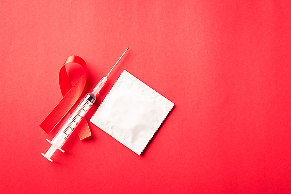 포토 JPG 해외이미지 리본 캠페인 실내 주사기 사람없음 빨간색 예방 빨간배경 에이즈 콘돔 세계에이즈의날 해외포토 기념일 컬러 백그라운드 의료기기 내부 질병 피임기구 파일형식