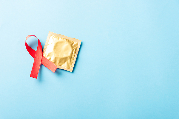 포토 JPG 해외이미지 리본 캠페인 실내 사람없음 빨간색 예방 파란배경 에이즈 콘돔 세계에이즈의날 해외포토 기념일 컬러 백그라운드 내부 파란색 질병 피임기구 파일형식