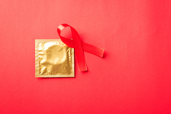 포토 JPG 해외이미지 리본 캠페인 실내 사람없음 빨간색 예방 빨간배경 에이즈 콘돔 세계에이즈의날 해외포토 기념일 컬러 백그라운드 내부 질병 피임기구 파일형식